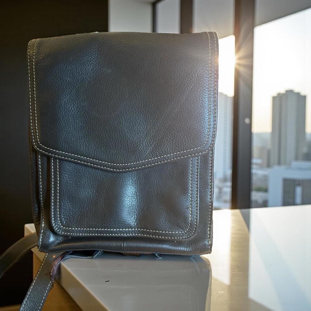 Vintage Fossil 75082 Black Pebbled Leather Crossbody Handbag EUC 10"H x8"W